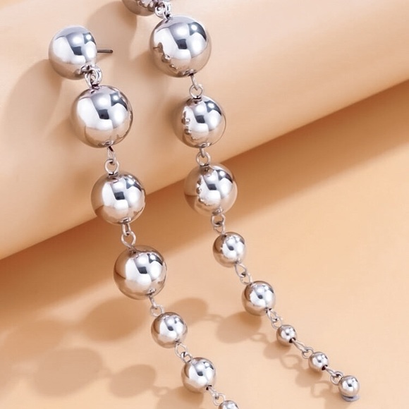 ⚜️[𝟯/$𝟯𝟴]⚜️Long Silver Ball Drop Earrings NEW - Picture 2 of 7